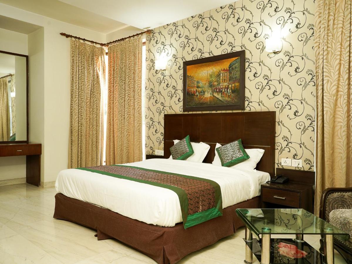 Lime Tree Hotel Sushant Lok Gurgaon Sector 29 Next To Iffco Chowk Metro Exterior foto