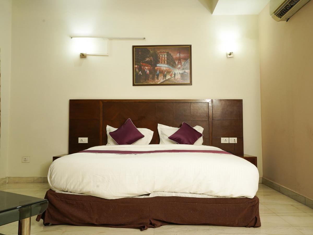 Lime Tree Hotel Sushant Lok Gurgaon Sector 29 Next To Iffco Chowk Metro Exterior foto