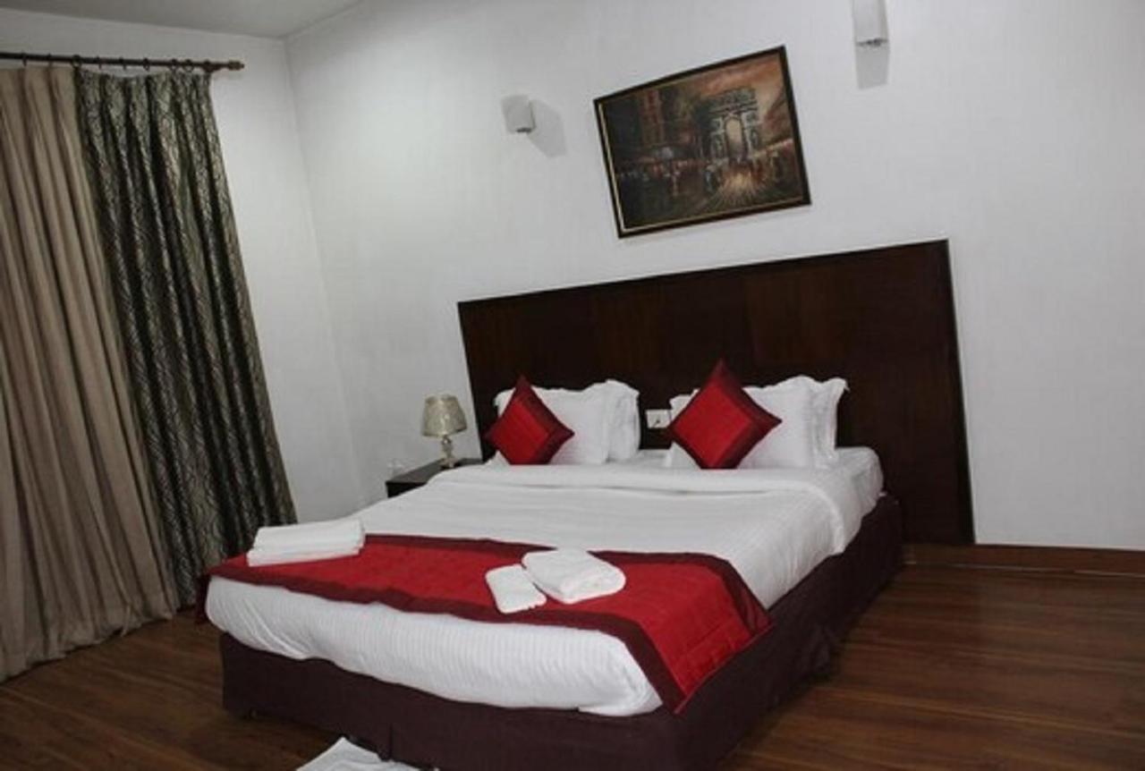Lime Tree Hotel Sushant Lok Gurgaon Sector 29 Next To Iffco Chowk Metro Exterior foto