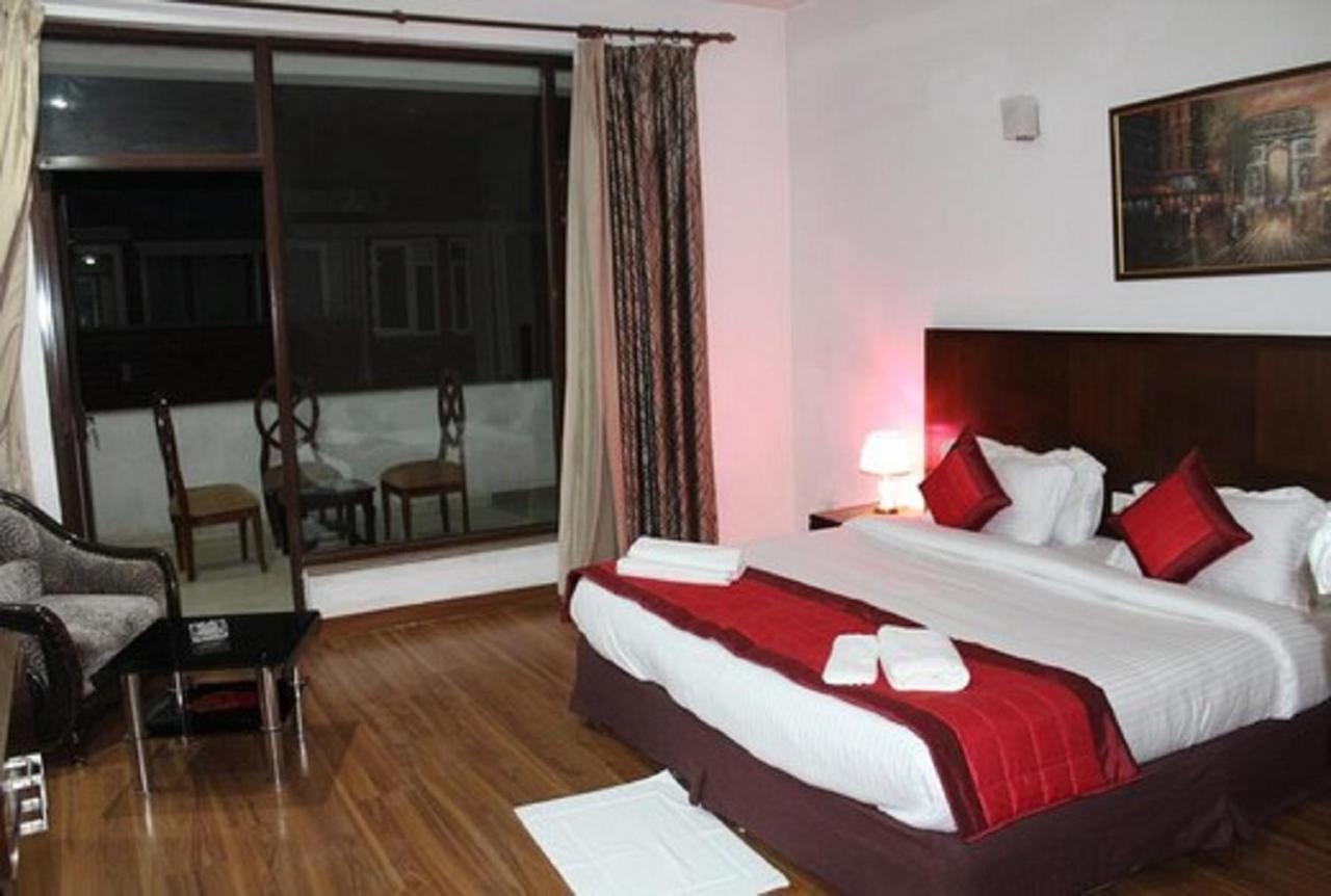 Lime Tree Hotel Sushant Lok Gurgaon Sector 29 Next To Iffco Chowk Metro Exterior foto