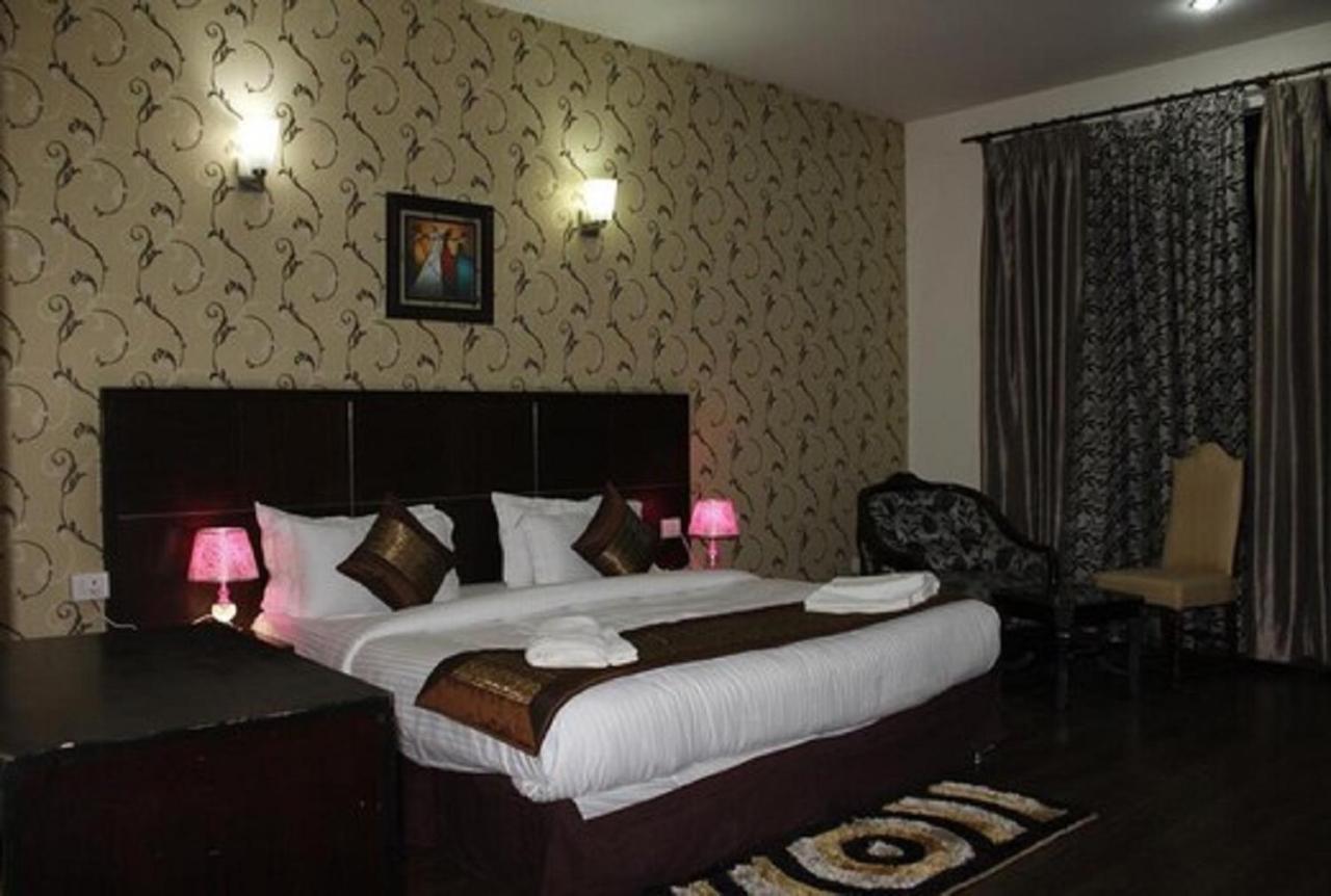 Lime Tree Hotel Sushant Lok Gurgaon Sector 29 Next To Iffco Chowk Metro Exterior foto